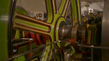 Piston kuyruğundan güç pompası çıkaran eski bir motorun ayrıntıları.