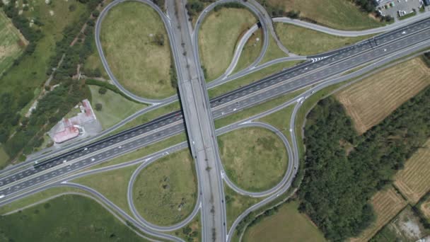 Flygfoto Från Ovan Motorvägskorsning Tidsförskjutning Norra Italiens Motorväg Omgiven Gröna — Stockvideo