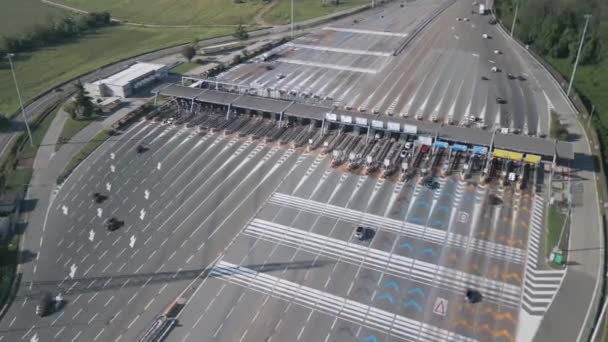 Luftaufnahme Von Einem Autobahnkreuz Zeitraffer Verkehr Norditalienische Autobahn Umgeben Von — Stockvideo