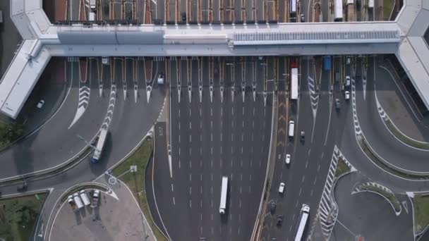 Luftriss Ovenfra Veikryss Motorveien Trafikken Går Tid Nord Italia Motorvei – stockvideo