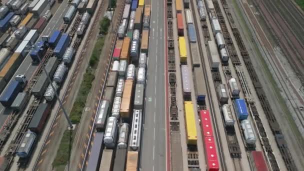 意大利公路铁路转运站的空中景观 货物从火车出发 然后由卡车载运到公路的最后目的地 — 图库视频影像
