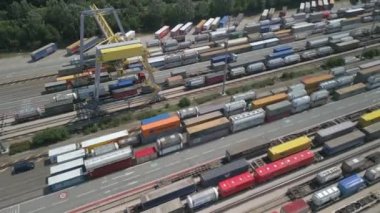 İtalya 'daki bir demiryolu aktarım terminalinin havadan görüntüsü. Kargo, yolculuğuna trenle başlar ve bir kamyon tarafından son durağına götürülür..
