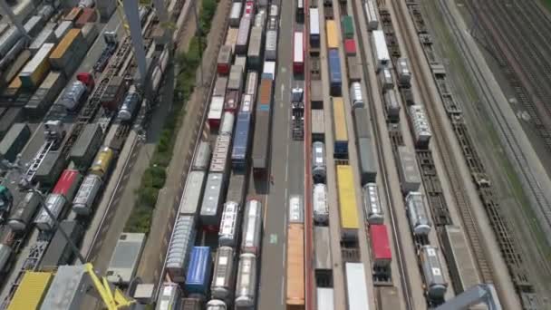 Légi Felvétel Egy Közúti Vasúti Átrakodó Terminálról Olaszországban Rakomány Vonattal — Stock videók