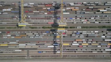 İtalya 'daki bir demiryolu aktarım terminalinin havadan görüntüsü. Kargo, yolculuğuna trenle başlar ve bir kamyon tarafından son durağına götürülür..