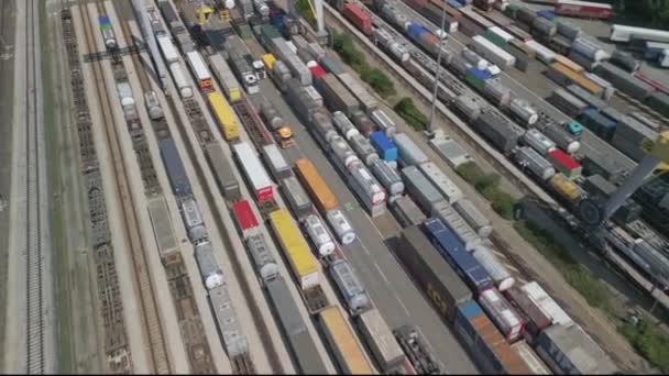 イタリアの鉄道輸送ターミナルを視野に入れる 貨物は列車でその旅を開始し 道路で最終目的地にトラックで拾われます — ストック動画