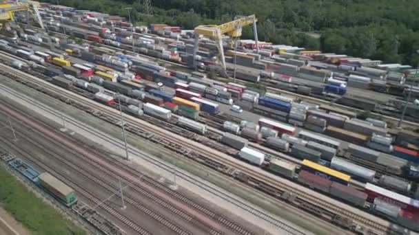 이탈리아에서 Transshipment 터미널의 화물은 기차로 여행을 시작하고 도로로 목적지에 트럭에 — 비디오
