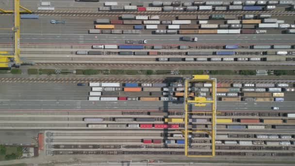 意大利公路铁路转运站的空中景观 货物从火车出发 然后由卡车载运到公路的最后目的地 — 图库视频影像