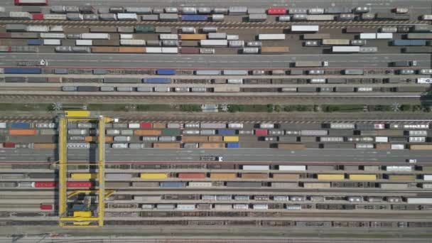 イタリアの鉄道輸送ターミナルを視野に入れる 貨物は列車でその旅を開始し 道路で最終目的地にトラックで拾われます — ストック動画
