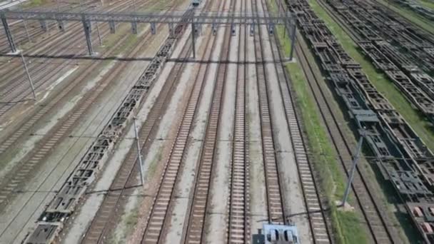 铁路枢纽与货运列车及货柜车的航空景观 — 图库视频影像