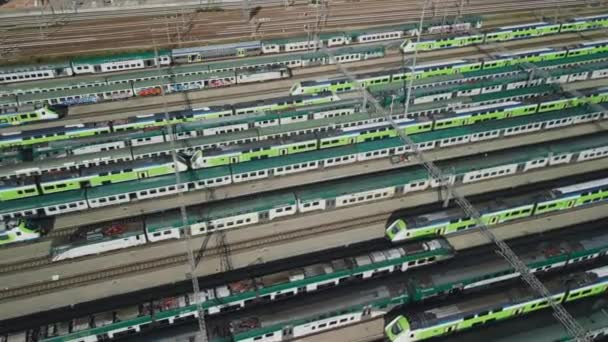 铁路枢纽与货运列车及货柜车的航空景观 — 图库视频影像