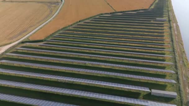 Vista Aérea Usina Energia Solar Com Muitas Fileiras Painéis Fotovoltaicos — Vídeo de Stock