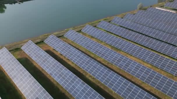 Vista Aérea Planta Energía Solar Con Muchas Filas Paneles Fotovoltaicos — Vídeos de Stock