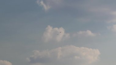 Gökyüzünde planör çeken bir pervane düzlemi (yelken uçağı).