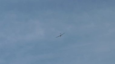 Gökyüzünde planör çeken bir pervane düzlemi (yelken uçağı).