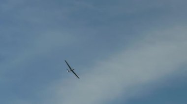 Gökyüzünde planör çeken bir pervane düzlemi (yelken uçağı).