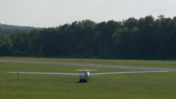 Een Propellervliegtuig Dat Een Zweefvliegtuig Zweefvliegtuig Lucht Sleept — Stockvideo