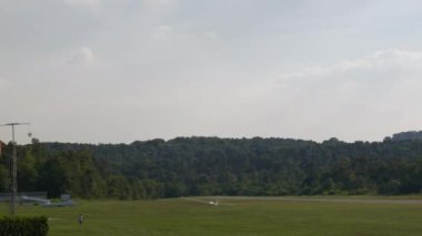 Gökyüzünde planör çeken bir pervane düzlemi (yelken uçağı).