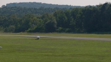 Gökyüzünde planör çeken bir pervane düzlemi (yelken uçağı).