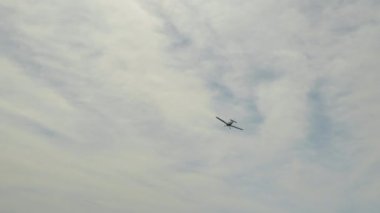 Gökyüzünde planör çeken bir pervane düzlemi (yelken uçağı).