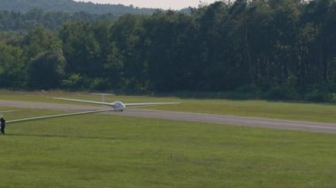 Gökyüzünde planör çeken bir pervane düzlemi (yelken uçağı).