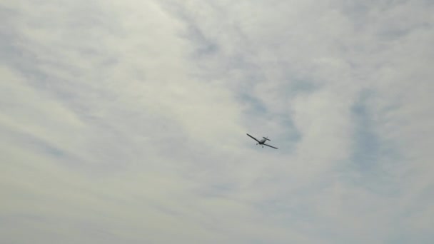 Avião Hélice Rebocando Planador Planador Céu — Vídeo de Stock