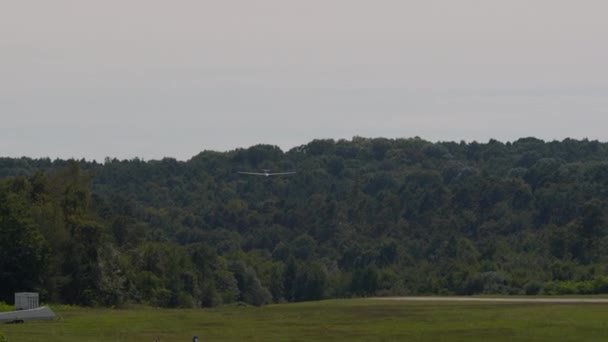 空にグライダー 飛行機 を描くプロペラ飛行機 — ストック動画
