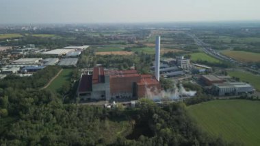 Enerji atığı santralinin havadan görünüşü. Atık toplama tesisi, İtalya, Milano yakınlarında elektrik üretmek için atık yakıyor.