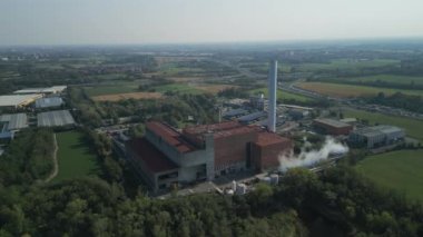 Enerji atığı santralinin havadan görünüşü. Atık toplama tesisi, İtalya, Milano yakınlarında elektrik üretmek için atık yakıyor.