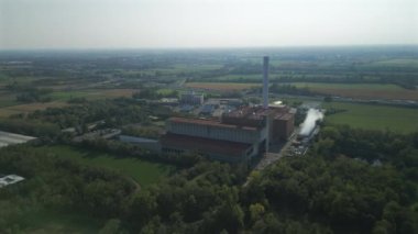 Enerji atığı santralinin havadan görünüşü. Atık toplama tesisi, İtalya, Milano yakınlarında elektrik üretmek için atık yakıyor.