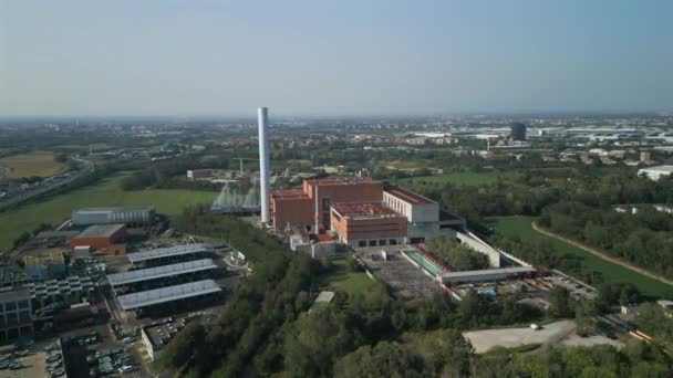 从空中俯瞰一座发电厂的情况 意大利米兰附近的废物回收厂焚烧废物发电 — 图库视频影像