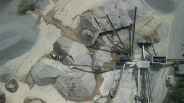 Maden ocağındaki kum üretim tesisi ve şerit taşıyıcısının üst görüntüsü.