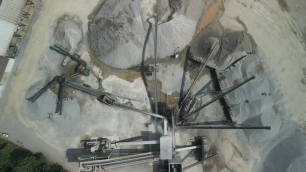 鉱山採掘場のサンドメイキングプラントとベルトコンベアのトップビュー — ストック動画