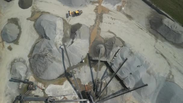 鉱山採掘場のサンドメイキングプラントとベルトコンベアのトップビュー — ストック動画