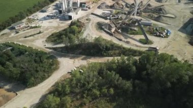 Maden ocağındaki kum üretim tesisi ve şerit taşıyıcısının üst görüntüsü.