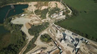 Maden ocağındaki kum üretim tesisi ve şerit taşıyıcısının üst görüntüsü.