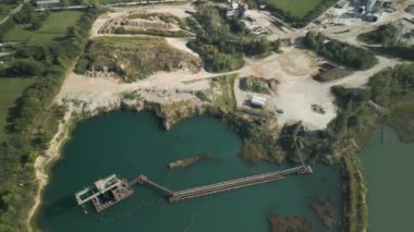 Maden ocağındaki kum üretim tesisi ve şerit taşıyıcısının üst görüntüsü.