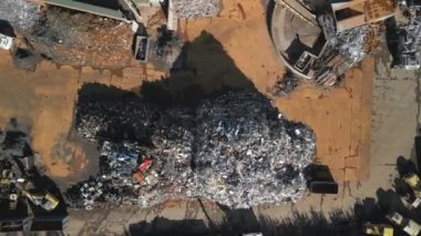 Metal atıkların havadan görünüşü. Geri dönüşüm endüstrisi. Demir metallerin ayrıştırılması.