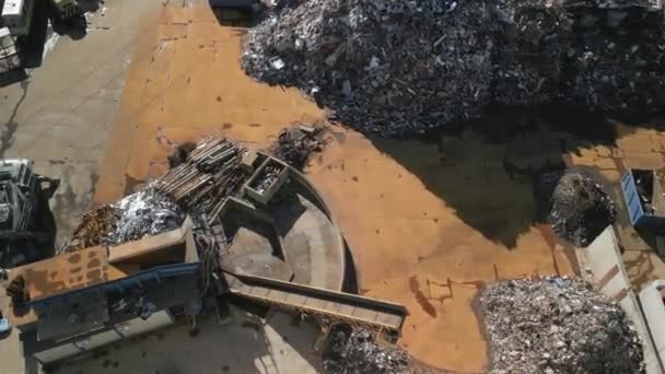 Metal Atıkların Havadan Görünüşü Geri Dönüşüm Endüstrisi Demir Metallerin Ayrıştırılması — Stok video