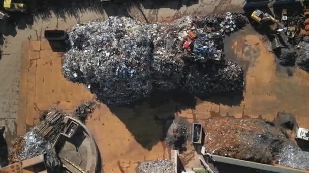 Luftaufnahme Von Metallabfällen Recyclingindustrie Trennung Von Eisenmetallen — Stockvideo