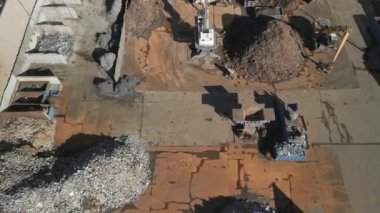 Metal atıkların havadan görünüşü. Geri dönüşüm endüstrisi. Demir metallerin ayrıştırılması.