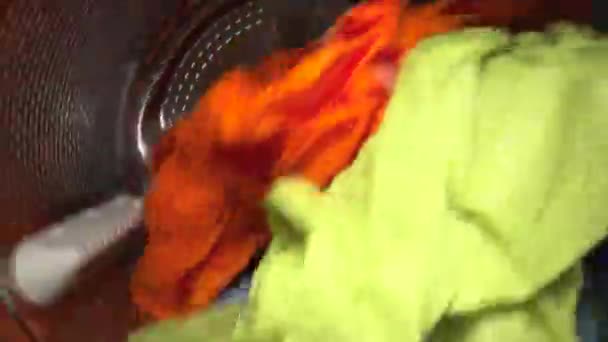 Inuti Syn Tvättmaskin Trumma Med Färgade Kläder Närbild Trumman Spinn — Stockvideo