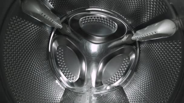 Vista Interior Tambor Máquina Lavar Roupa Com Roupas Coloridas Close — Vídeo de Stock