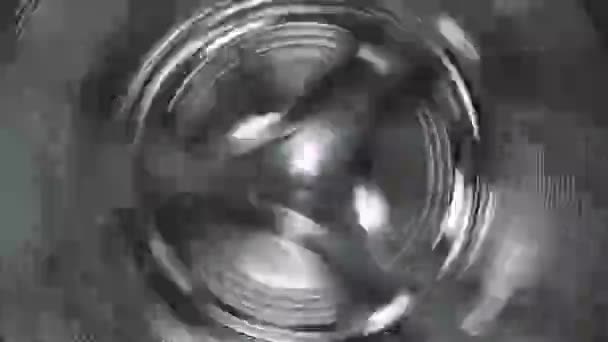 スピンサイクル中にドラムのクローズアップ 着色された服付きの洗濯機ドラムの内部ビュー — ストック動画