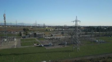 Kuzey İtalya 'da evlere ve sanayiye güç sağlayan elektrik dağıtım istasyonunun hava görüntüsü.
