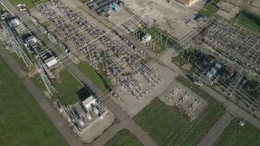 Kuzey İtalya 'da evlere ve sanayiye güç sağlayan elektrik dağıtım istasyonunun hava görüntüsü.