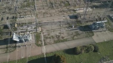 Kuzey İtalya 'da evlere ve sanayiye güç sağlayan elektrik dağıtım istasyonunun hava görüntüsü.