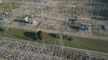 Kuzey İtalya 'da evlere ve sanayiye güç sağlayan elektrik dağıtım istasyonunun hava görüntüsü.