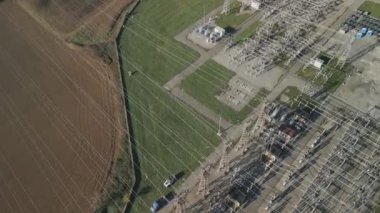 Kuzey İtalya 'da evlere ve sanayiye güç sağlayan elektrik dağıtım istasyonunun hava görüntüsü.