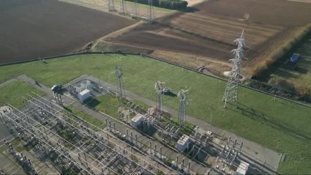意大利北部配电变电站为家庭和工业提供动力的空中景观 — 图库视频影像
