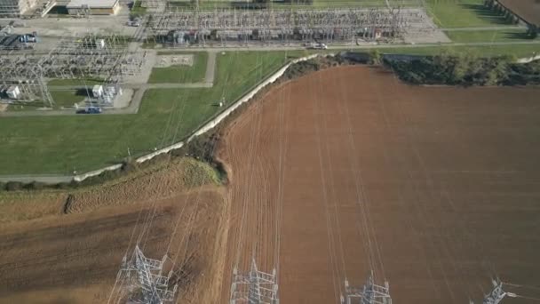 Légi Felvétel Észak Olaszországi Otthonokat Ipart Ellátó Energiaelosztó Alállomásról — Stock videók